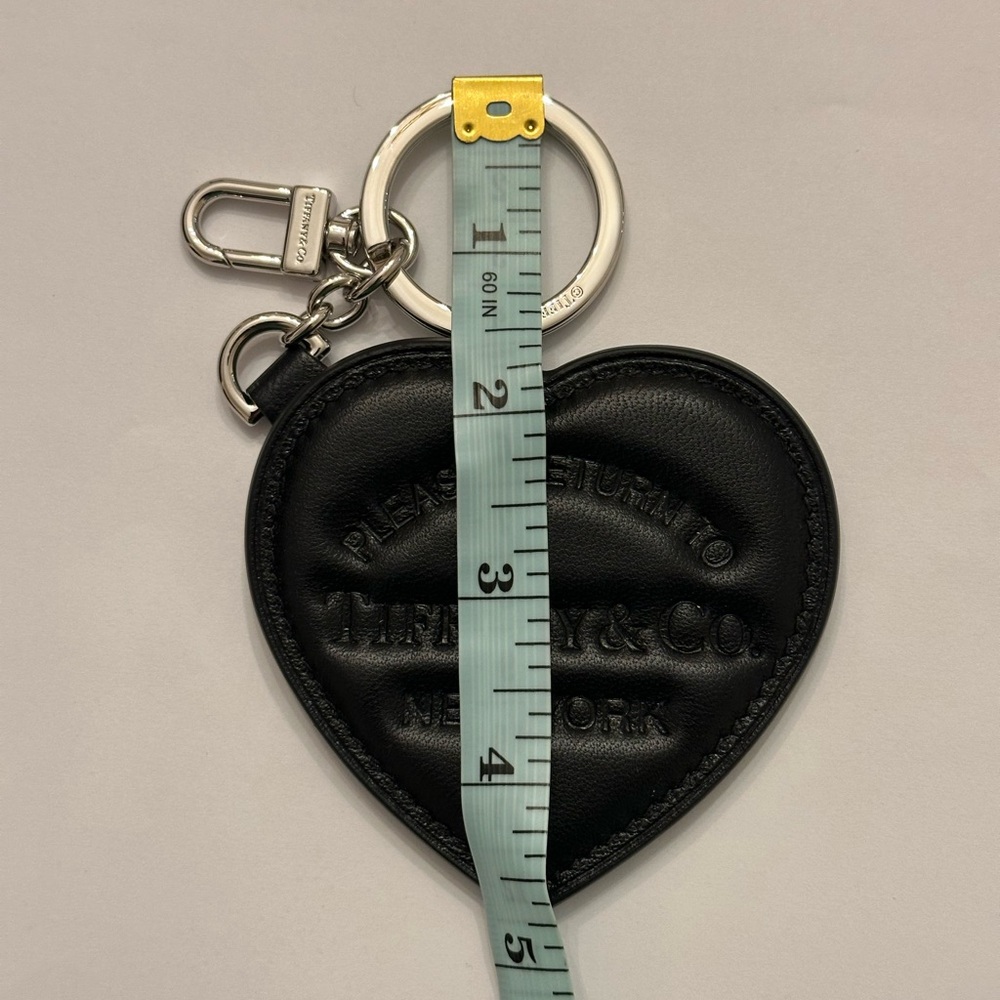 Return to Tiffany & Co. Padded Bag Charm in black leather. Engraved Letter E - Picture 3 of 9